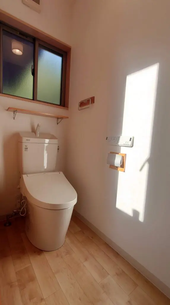 トイレリフォームでデザインにもこだわる。木目×白×茶色が織りなすオシャレな空間