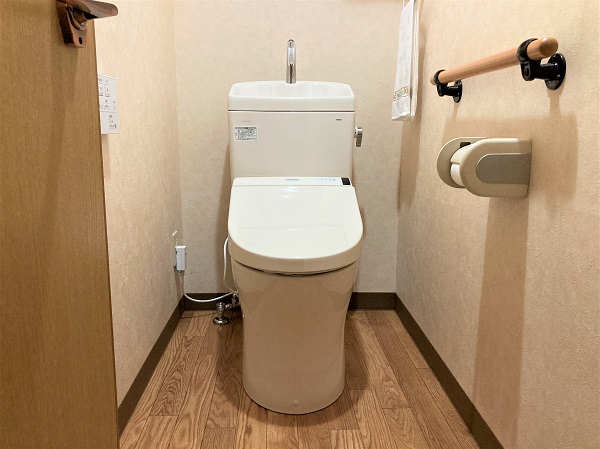【倉敷市】トイレリフォームと同時に段差をなくし、バリアフリーで安全を確保