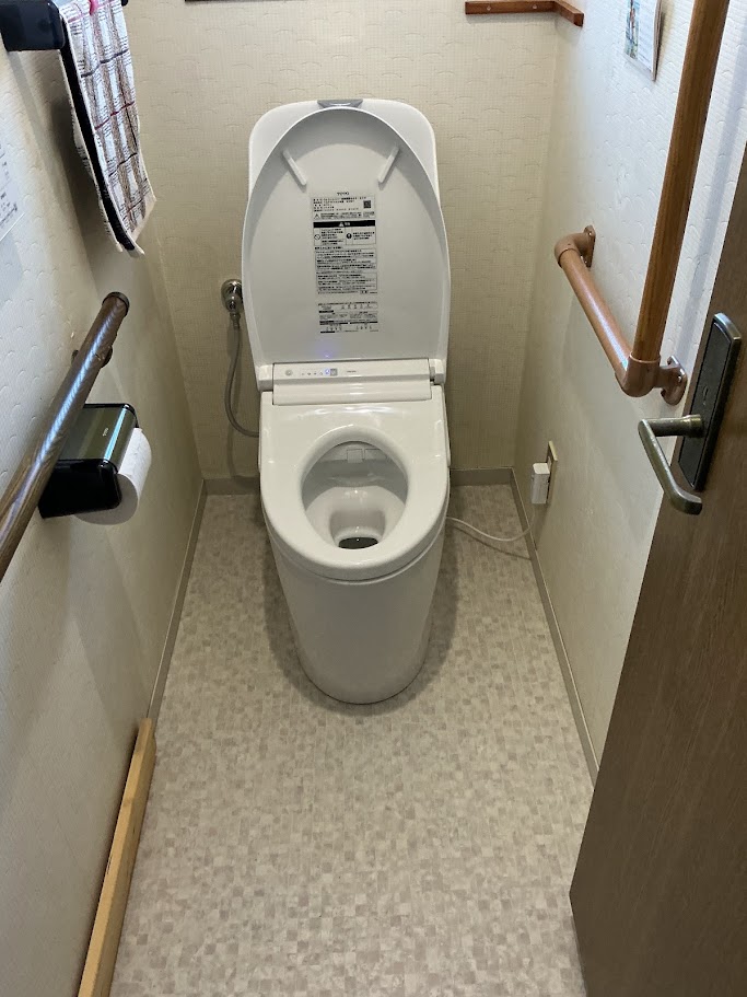 【倉敷市】トイレ交換の際に床も張替え