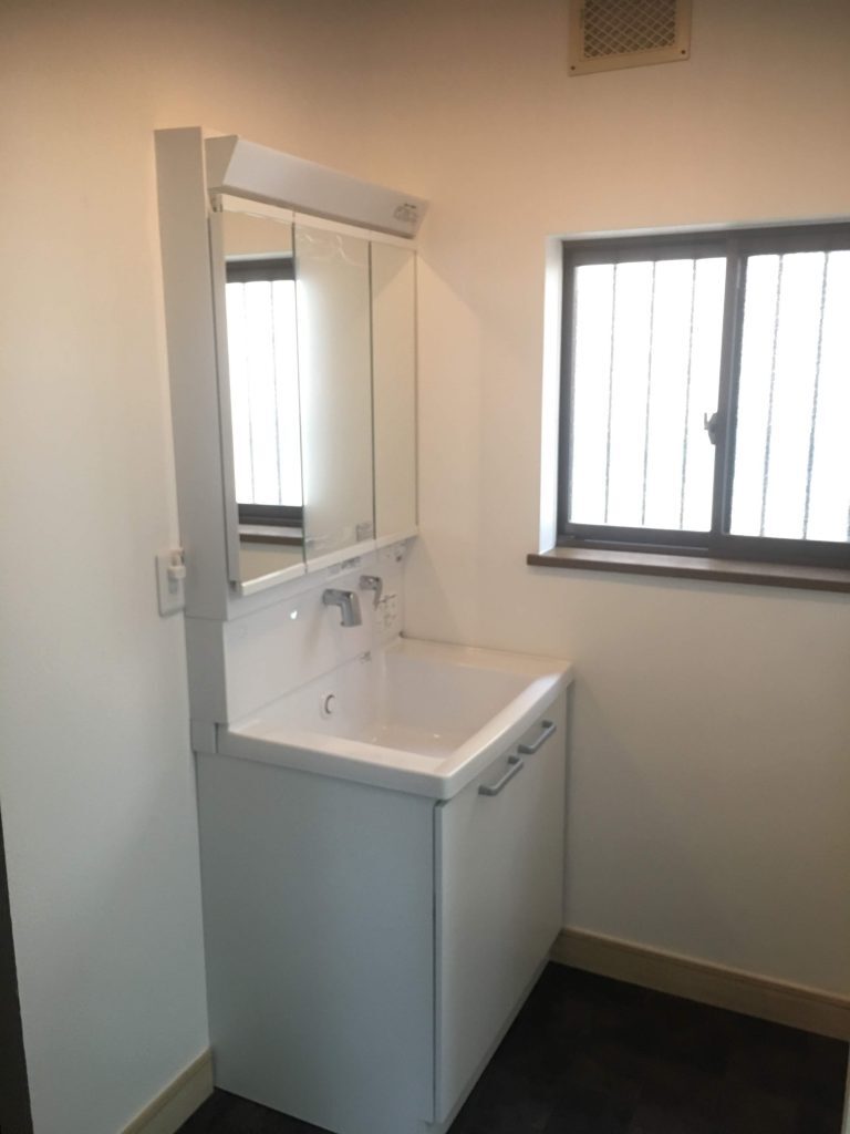 【倉敷市】「汚れにくさ」と「収納力」に大満足。洗面リフォームで叶えるスッキリ快適な毎日