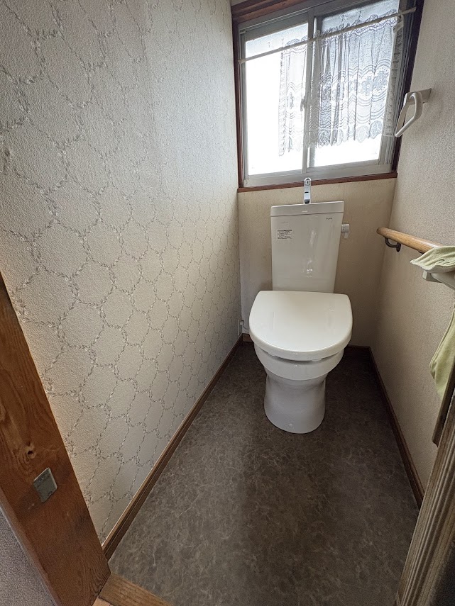 【倉敷市】水漏れを機にトイレを一新交換！壁紙の「膨らみ」も解消！