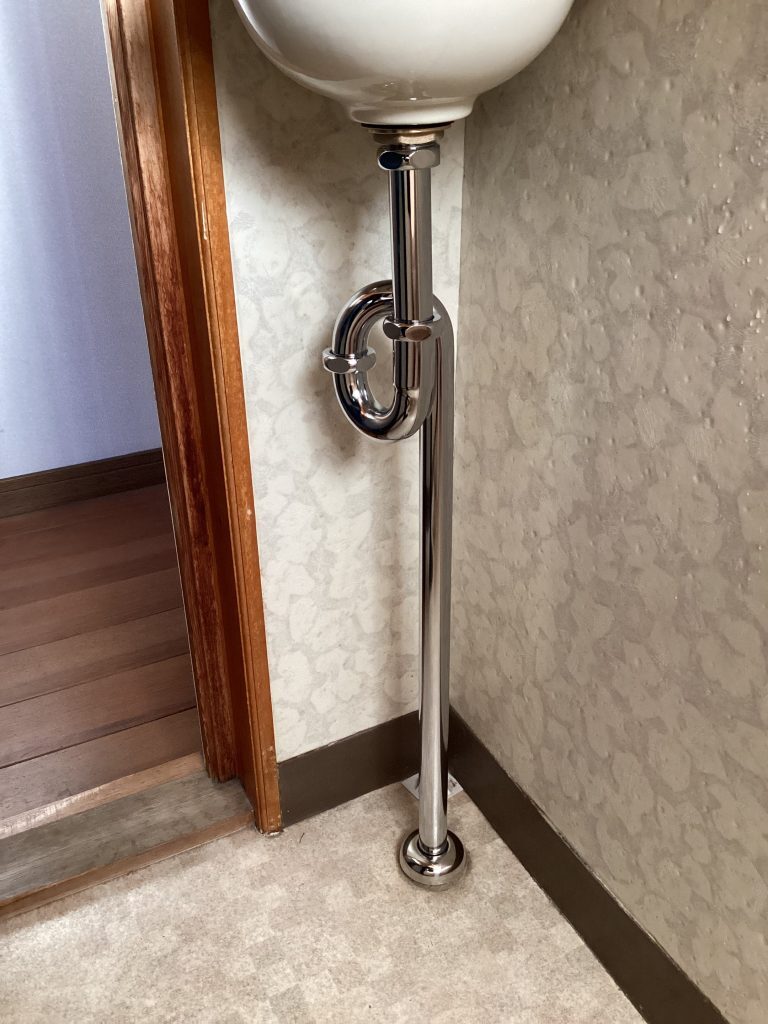 【倉敷市】トイレ手洗い器の水漏れ修理。排水管の腐食により一式交換でリフレッシュ！