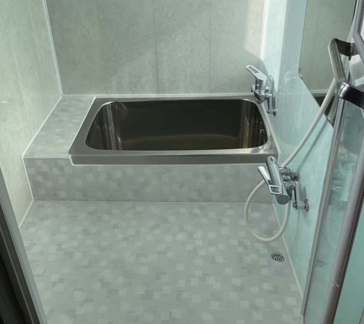 「お風呂の床が寒い・滑る！」ユニットバス交換までは…というお悩みに。1日で快適になる床リフォームのご紹介