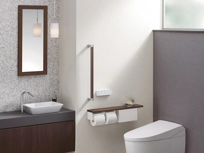 トイレの「手すり」はどこにつけるのが正解？立ち座りをサポートする最適な配置