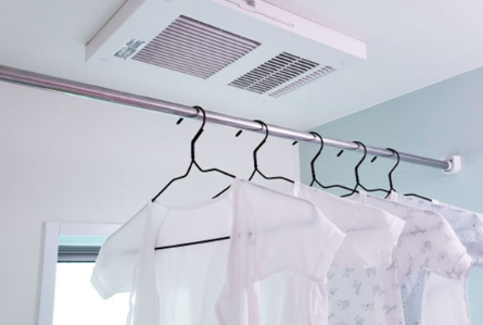 お風呂の「換気乾燥暖房機」、電気式とガス温水式で乾くスピードや光熱費はどう違う？